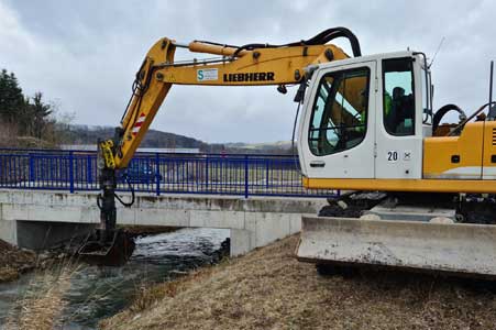 Laichplatzaufbereitung im Umgehungsgerinne